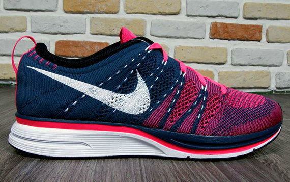 Кроссовки Nike Flyknit Trainer [Squadron Blue Pink Flash]. 