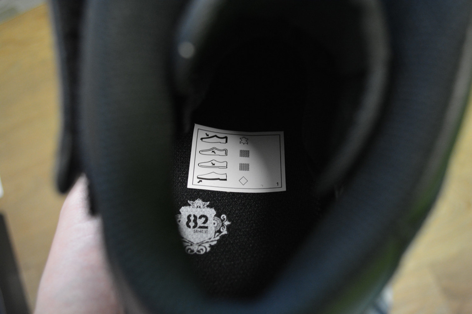 наклейка із зазначенням матеріалів всередині оригінальних кросівок Nike Air Force 1