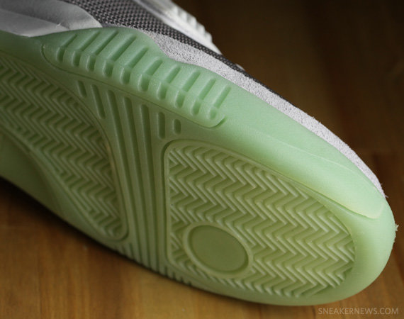 Кроссовки Nike Air Yeezy [Zen Grey] vs. [Pure Platinum].