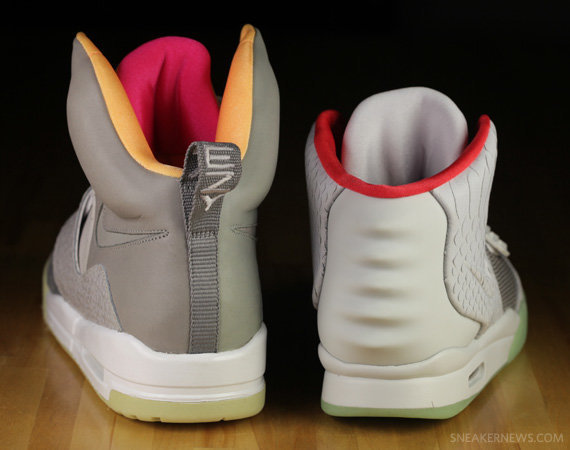Кроссовки Nike Air Yeezy [Zen Grey] vs. [Pure Platinum].