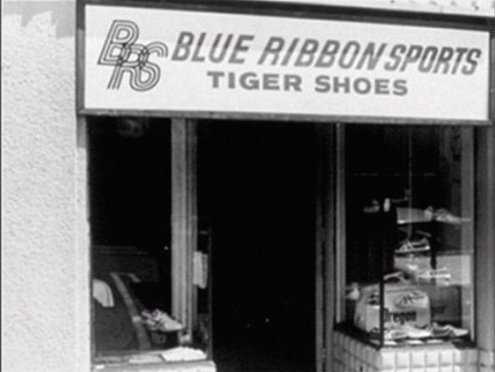 Витрина магазина Blue Ribbon Sports - первоистоки бренда Nike