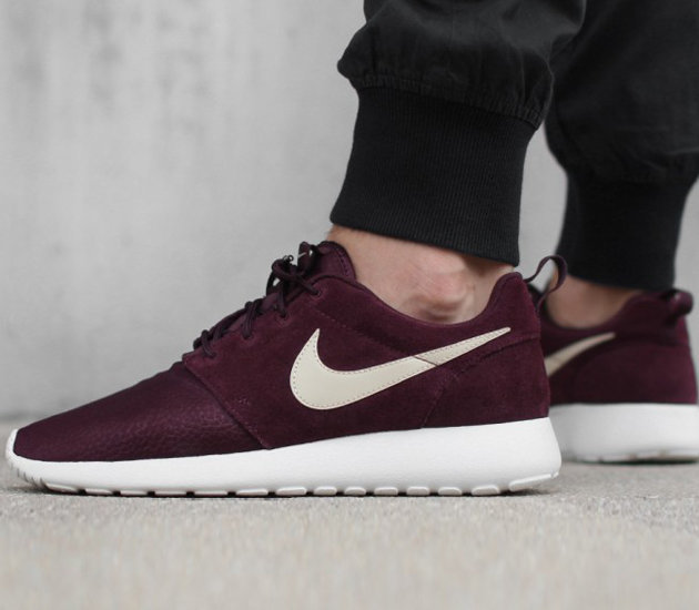 nike roshe burgundy and white