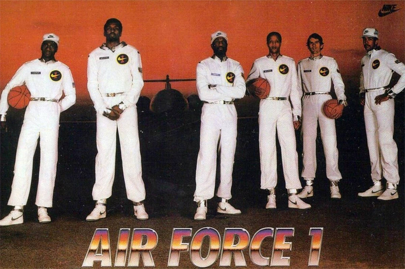 Для демонстрування технічних характеристик в кросівках Nike Air Force 1 на паркет виходили гравці з "original six"